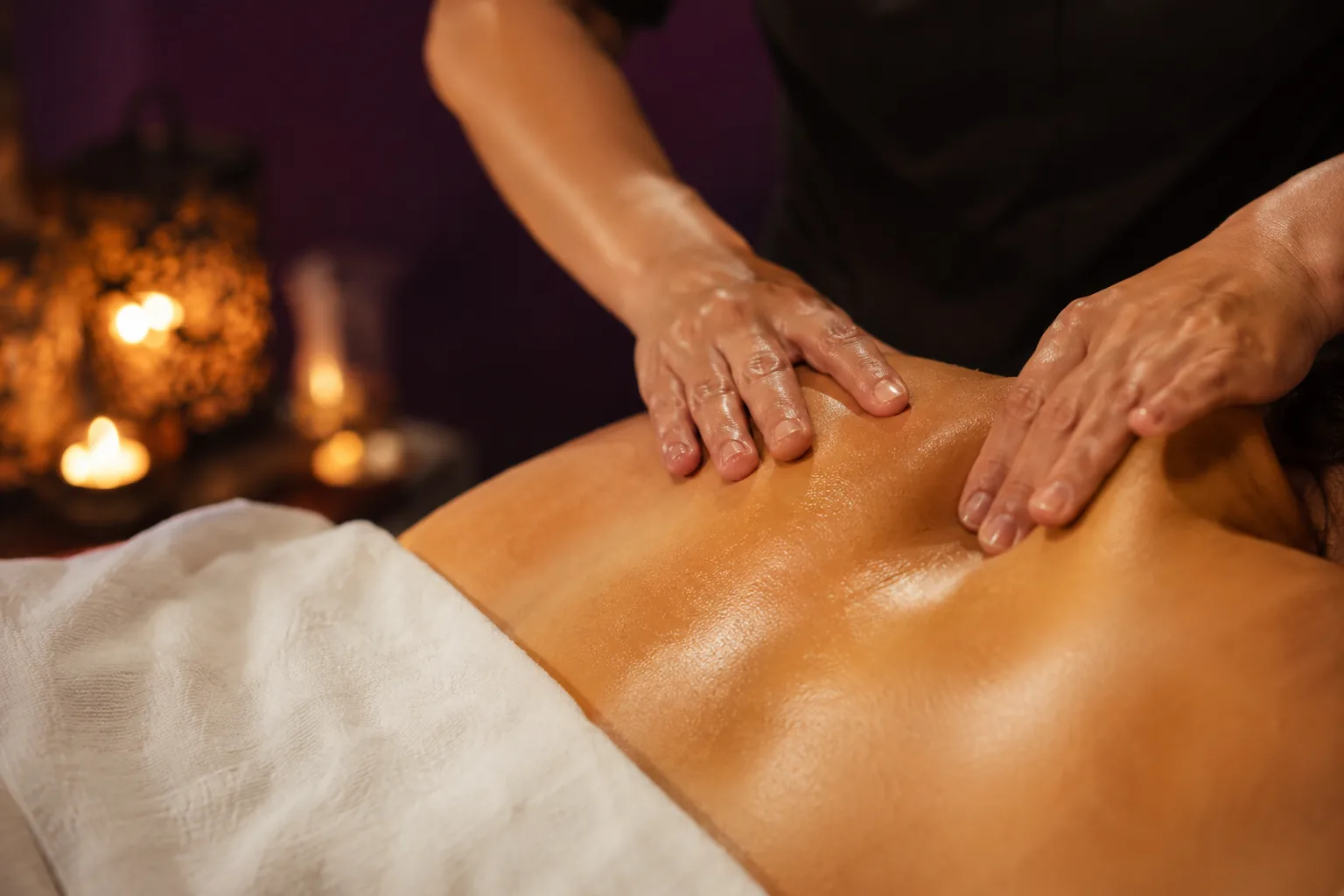 Sırt masajı uygulaması — Lila Spa, Gaziosmanpaşa misafirlerine hizmet veren salon